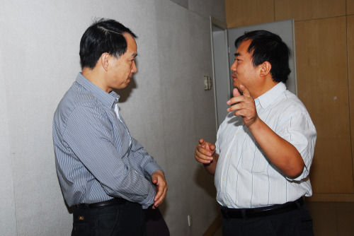 北京分院马扬副院长与科研人员交谈